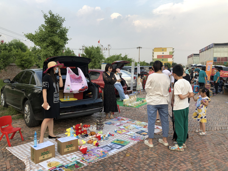 夏令營挑戰地攤經濟，覽眾房車不一樣的活動